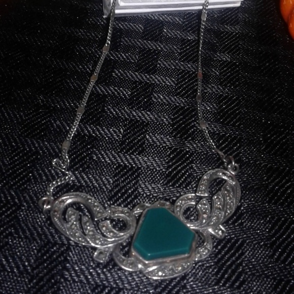 Vintage Jewelry - Gorgeous Green Stone and Silver necklace